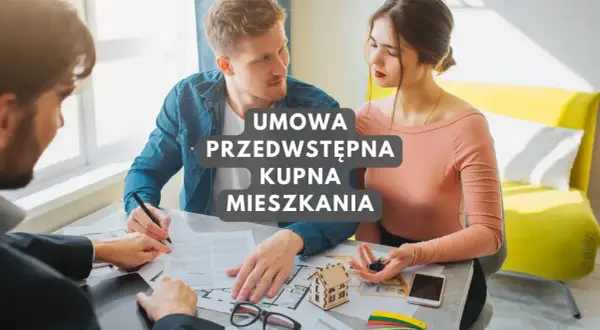 Para młoda podpisuje umowę przedwstępną kupna mieszkania z agentem nieruchomości. Klucze do nowego domu i makieta budynku na stole.