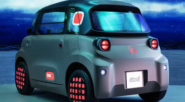 Citroën Ami, un veicolo elettrico compatto e colorato, ideale per la città. Le sue recensioni ne lodano la praticità e il design unico.