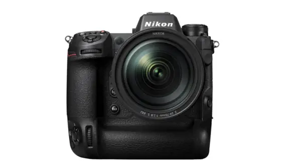 Profesjonalny aparat Nikon z obiektywem, idealny do tworzenia zdjęć do rankingu aparatów bezlusterkowych.