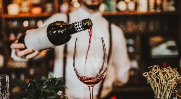Gdzie na wino we Wrocławiu? Odkryj wyjątkowe miejsca i smaki