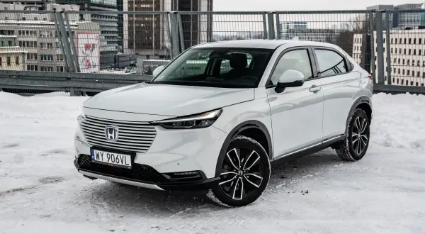 Biały Honda HR-V 2025 na śniegu, gotowy na miejskie przygody.