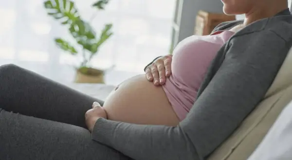 Ciąża: Jak wygodnie i bezpiecznie siedzieć na kanapie?