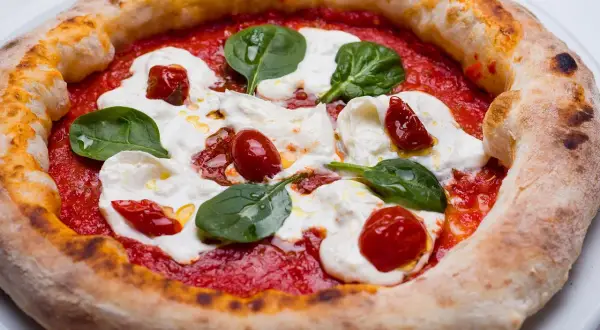 Idealna pizza włoska w domu: Odkryj sekrety prawdziwych pizzaiolo!