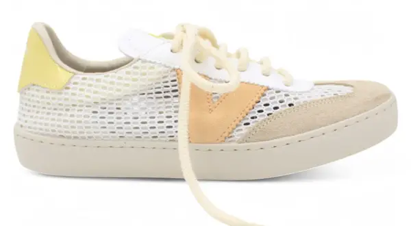 Sneaker bianca e beige con dettagli in camoscio e giallo. La rete traspirante e i lacci chiari rendono queste victoria calzature perfette per l'estate.