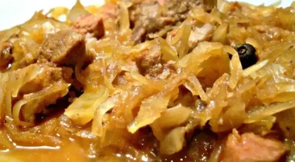 Tradycyjny polski bigos przepisy mistrzów. Aromatyczny gulasz z kapusty i mięsa, gotowy do podania.