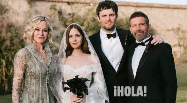 La novia, su novio, la madre de la novia y Antonio Banderas posan juntos en una boda.