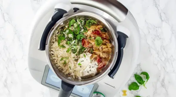 Thermomix mit Nudelgericht, Tomaten, Basilikum und Käse.