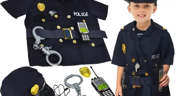 Chłopiec w stroju policjanta dla dzieci, z odznaką, czapką, kajdankami i krótkofalówką. Gotowy do akcji!