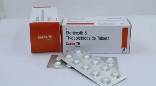 Dwie paczki leku Coxita-TH i dwa blistry tabletek. Coxita-TH to lek zawierający etoricoxib i thiocolchicoside.