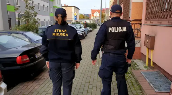Straż miejska i policja patrolują osiedle. Czy straż miejska może interweniować na terenie wspólnoty mieszkaniowej? Tak, w określonych sytuacjach.