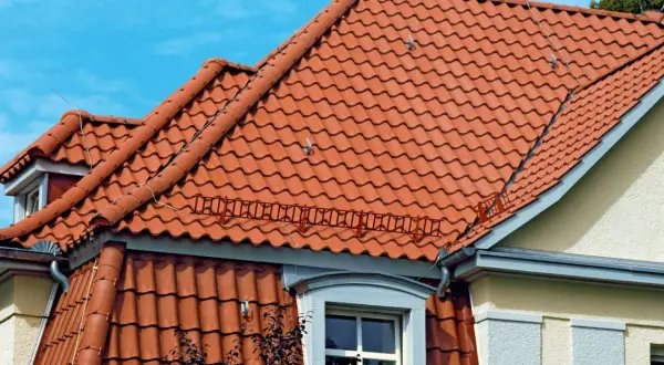 Ile kosztuje dach czterospadowy? Pełny kosztorys i porady!