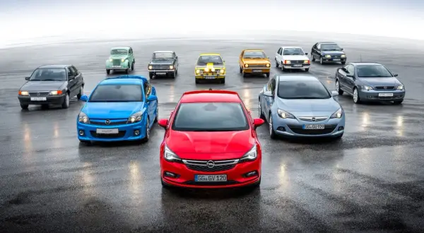 Kolekcja Opli Astra, od klasyków po nowoczesne modele, w tym opel astra k 1.4 turbo, prezentuje ewolucję designu.