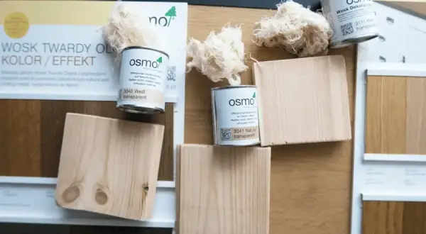 Renowacja stołu drewnianego DIY: Farba, lakier czy olej? Wybierz!