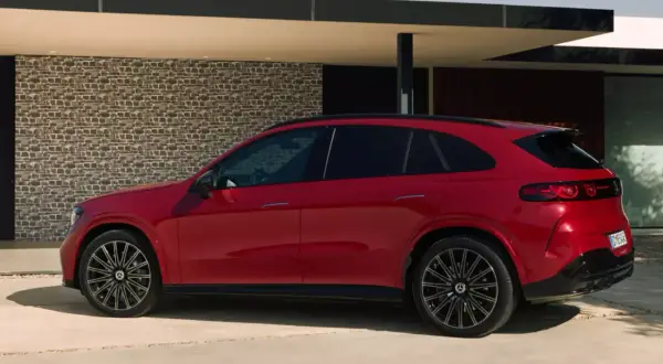 Czerwony Mercedes-Benz GLC, zgrabny SUV, idealny do miasta i na dalsze trasy. Sprawdź jego wymiary!