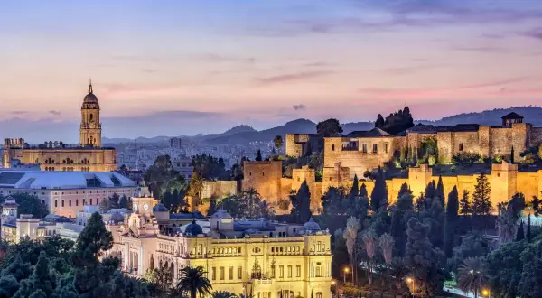 Vacker kvällssilhuett av Malagas silhuett med Alcazaba och katedralen. Mycket att se i Malaga!
