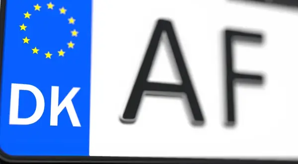Tablica rejestracyjna DK AF z flagą UE.