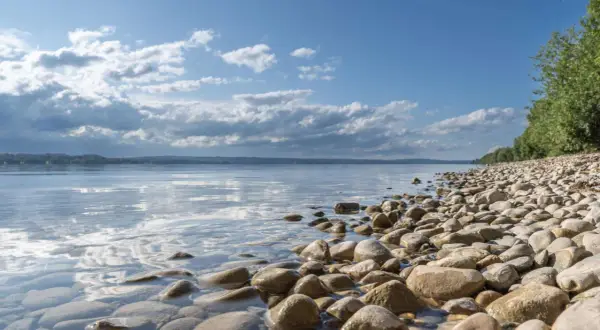 Ein ruhiger Uferabschnitt am Starnberger See mit vielen Steinen. Perfekt zum Baden und ein echter Geheimtipp für einen entspannten Tag.