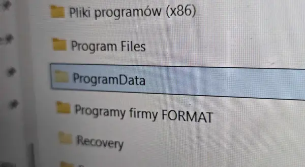 Widok folderów na dysku, w tym "ProgramData", gdzie często przechowywane są dane aplikacji.