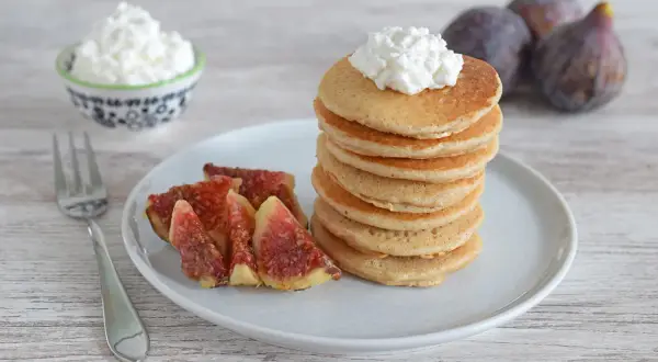 Pancakes con queso cottage y higos, una deliciosa receta para el desayuno.