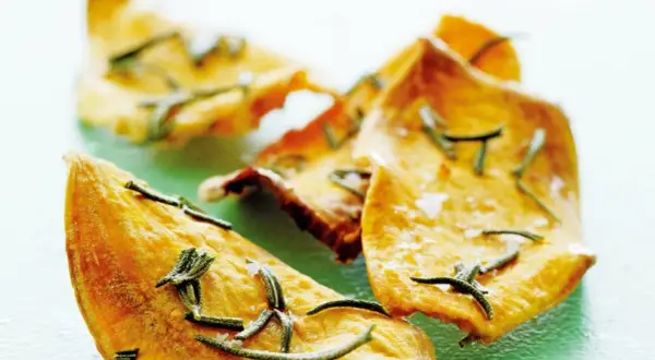 Krispiga chips med topping av rosmarin och flingsalt. En härlig smakupplevelse!