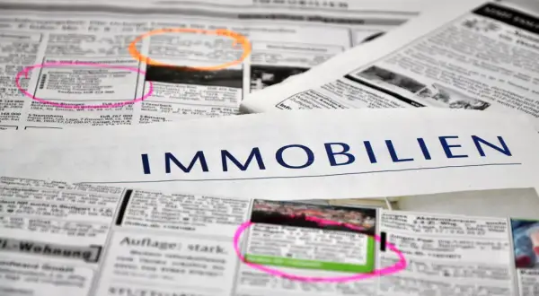 Anzeigen für Immobilien, die den Verkauf eines Hauses und die damit verbundenen Steuern nach 10 Jahren thematisieren.