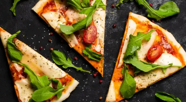Czy pizza jest ciężkostrawna? Odkryj, jak ją łatwiej strawić