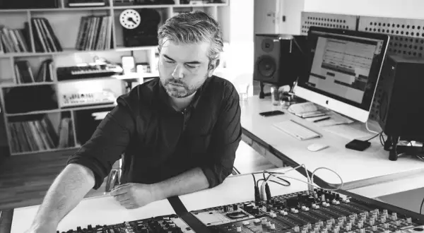 Mikołaj Bugajak pracuje nad nowymi utworami muzyki klasycznej w swoim studiu.