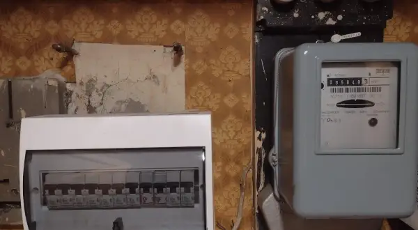 Rozdzielnica elektryczna jak podłączyć? Widok na licznik energii i bezpieczniki.