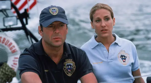 Bruce Willis w filmie "Sześć dni, siedem nocy" jako ratownik wodny. Obok niego Sarah Jessica Parker.