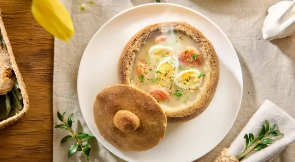 Jak jeść żurek w chlebie, aby w pełni cieszyć się smakiem?