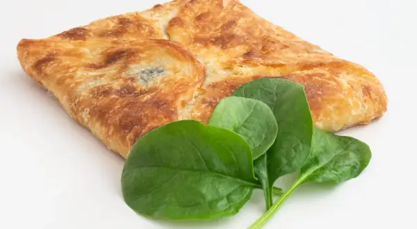 Złociste chaczapuri ze szpinakiem, idealne na lekki posiłek. Sprawdź chaczapuri kcal!