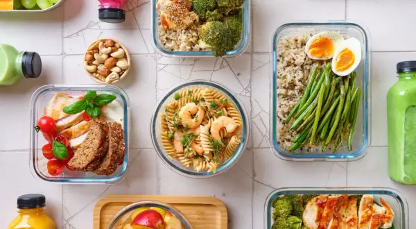 Gesunde Mahlzeiten für Meal Prepping: Hähnchen, Garnelenpasta, Reis mit Bohnen und Ei, Obst und Smoothies.