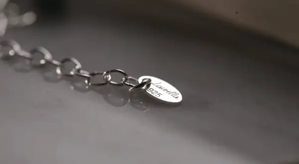 Detalle de cadena de plata 925 calidad, con etiqueta ovalada grabada "Laurella 925".