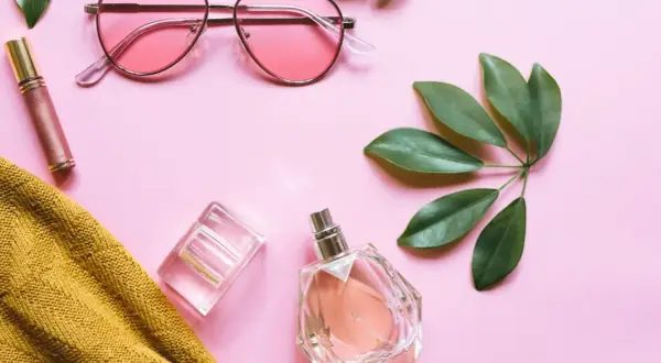 Różowe okulary, błyszczyk, żółty sweter i dwa flakony perfum – być może najpiękniejsze perfumy świata.