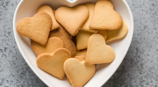 Serce pełne pysznego, kruchego ciasta sable w kształcie serduszek.