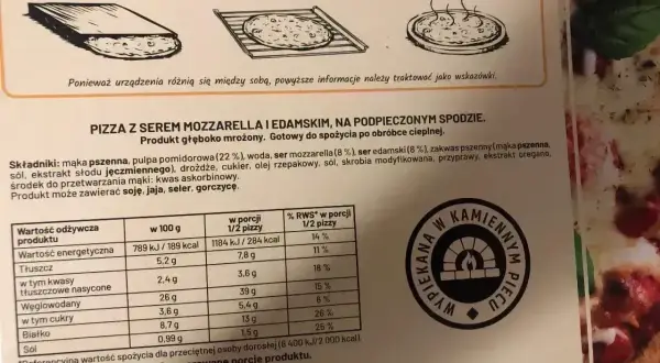 Instrukcja: piec pizzę w 200 stopniach przez 10 minut, aż ser się roztopi. Smacznego!