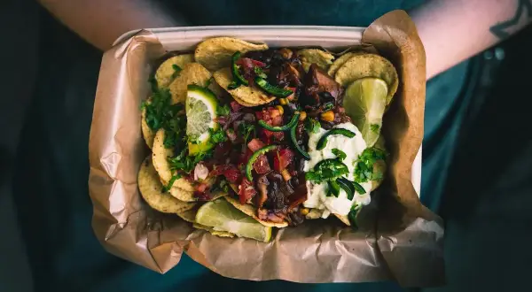 Pyszne nachos z salsą, fasolą i śmietaną. Idealne miejsce, gdzie zjeść w Łodzi, gdy masz ochotę na coś meksykańskiego.