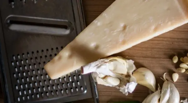 Jak wygląda ser parmezan? Odkryj jego unikalne cechy i wygląd