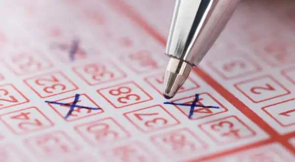 Długopis zaznacza liczby na kuponie Eurojackpot. Czy można podzielić się wygraną w eurojackpot z rodziną bez płacenia darowizny?