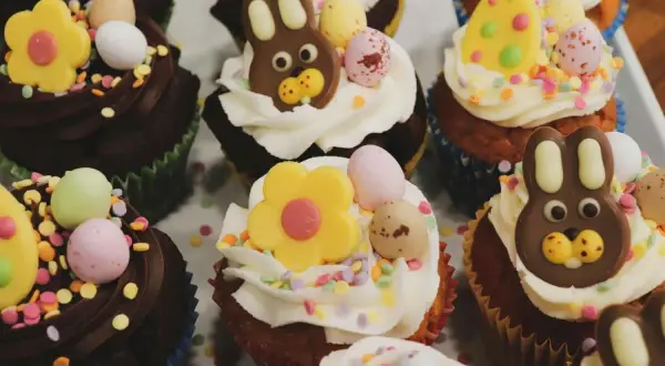 Kolorowe muffinki wielkanocne z czekoladowymi króliczkami, pisankami i kwiatkami. Idealne na świąteczny stół!