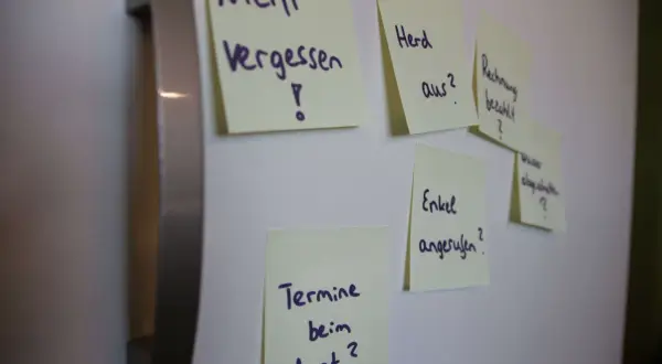 Notizen an Kühlschrank: "Nicht vergessen!", "Herd aus?", "Rechnung bezahlt?", "Enkel angerufen?", "Termine beim Arzt?". Vielleicht hilft das gegen Vergesslichkeit und Vitaminmangel.