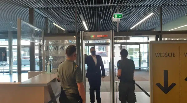 Czy mierzą temperaturę na lotnisku? Sprawdź aktualne zasady i obawy