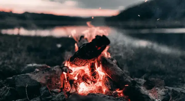 Ognisko płonie, iskry lecą. Warto wiedzieć, jak używać krzesiwa, by rozpalić taki ogień w dziczy.