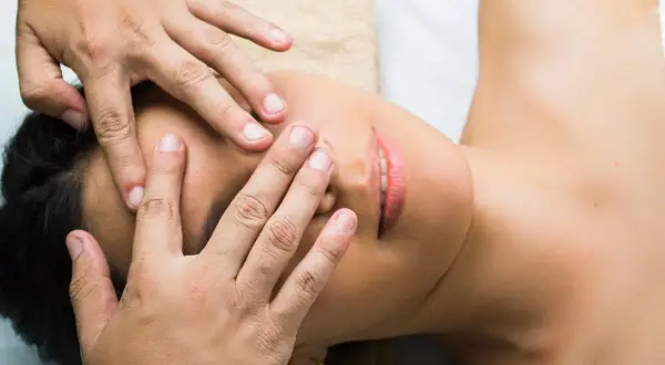 Masaż Kobido jak się przygotować? Delikatne dłonie terapeuty wykonują liftingujący masaż twarzy, relaksując i odmładzając skórę.