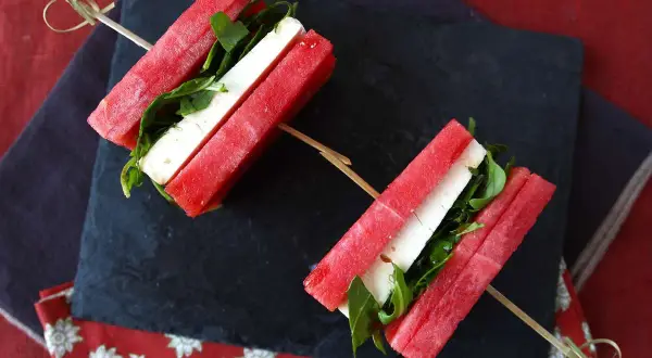 Sommarfräscht vattenmelon recept med fetaost och ruccola på spett. Enkelt och gott!