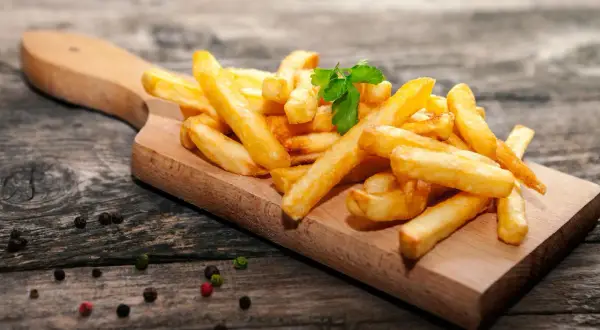 Złociste frytki z parmezanem i natką pietruszki, jak zrobić je w stylu gourmet. Idealne na przekąskę.