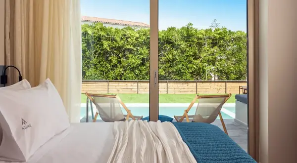 Pokój z widokiem na basen i ogród. Wygodne łóżko, logo Azure. Wiele pozytywnych azure resort & spa opinie potwierdza ten widok.