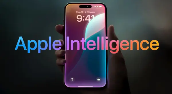 Dłoń trzyma iPhone'a z widocznym napisem "Apple Intelligence". Czy to zapowiedź nowej ery inteligentnych technologii w Polsce?
