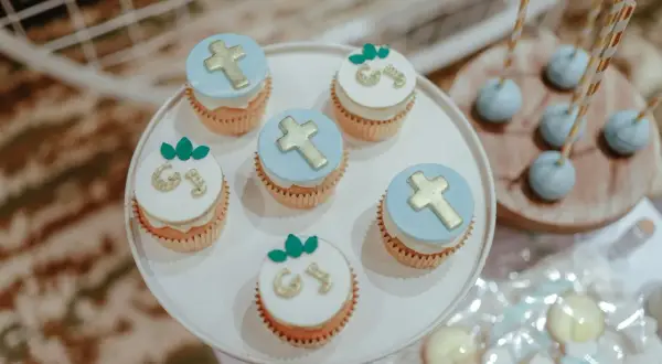 Délicieux cupcakes et cake pops pour une idée apéro baptême pas cher. Décorés de croix dorées et de lettres, parfaits pour célébrer.