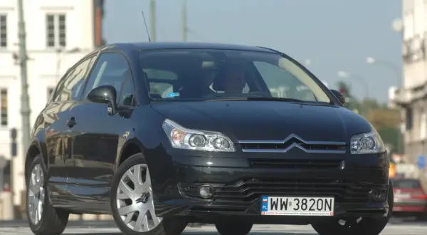 Czarny Citroen C4 z przodu, gotowy do wymiany żarówki.